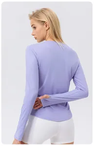 Vue arrière du haut de sport lilas avec protection solaire et passe-pouces pour femmes