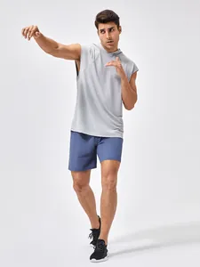 Ärmelloses Herren-Sportoberteil mit Kapuze und schnell trocknende Laufshorts im Set