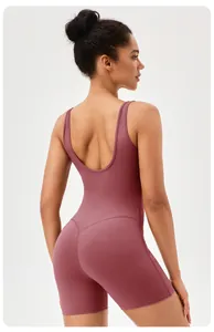 Vue arrière d'un body de yoga mauve rembourré avec dos en U et coupe moulante sculptante