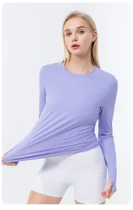 Détail du haut de yoga à manches longues en soie glacée violette pour femme, très élastique.