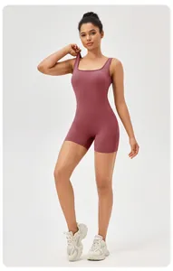 Vue en pied d'une combinaison de yoga mauve avec une encolure carrée et une coupe ajustée.