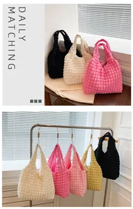 Gros plan détaillé du tissu gaufré à bulles sur les sacs à main tendance nuage