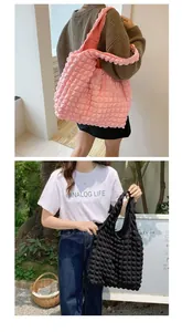Chic sac à bandoulière nuage texturé pour femmes en options de couleurs rose et noir.