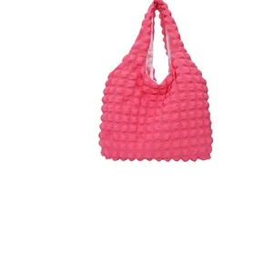 Sac à bandoulière rose vif à texture bulles avec un design hobo de grande capacité