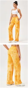 Voor- en achteraanzicht van de oranje tie-dye getextureerde sportbroek voor dames