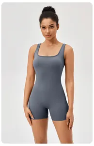 Vue de face d'une combinaison de yoga de sport gris-bleu moulante avec de larges bretelles