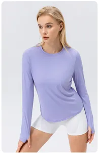 Détail du haut de sport de yoga à manches longues violet et respirant pour femmes.