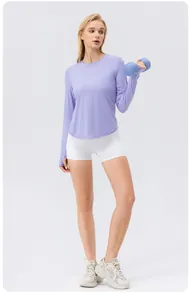 Vue complète du haut de protection solaire lilas sur modèle avec haltère bleue