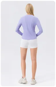 Vue arrière d'un haut de fitness à manches longues en soie glacée violette pour femmes
