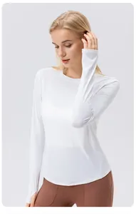 Gros plan sur le t-shirt de yoga blanc à manches longues en soie glacée pour femmes