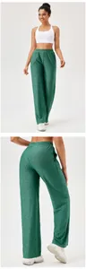 Gedetailleerde weergave van losse dames sportbroek met groene print en wijde pijpen