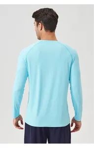 Vue arrière d'un t-shirt de sport à manches longues bleu clair pour hommes.
