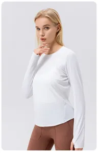 Haut de protection solaire à manches longues en soie glacée blanche pour le yoga