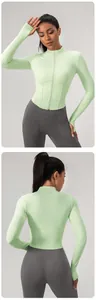 Eng anliegende, mintgrüne Yoga-Jacke mit Daumenlöchern und Reißverschluss, Vorder- und Rückseite