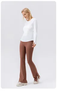 Détail du haut de protection solaire blanc à manches longues et du pantalon de yoga