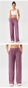 Detail van losse sportbroek met rechte pijpen voor dames en roze geometrische print