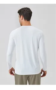 Vue arrière d'un t-shirt de sport à manches longues en soie glacée blanche pour homme.
