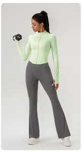 Model trägt eine hellgrüne schlanke Sportjacke mit grauer ausgestellter Yogahose