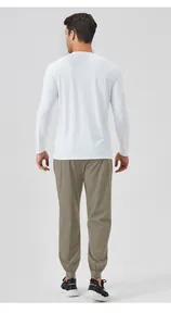 Vue de dos d'un t-shirt de sport blanc à manches longues et d'un jogging respirant
