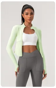 Vorderansicht der schmal geschnittenen, mintgrünen Damen-Yoga-Jacke mit Stehkragen