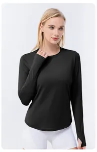 Gros plan sur le t-shirt de sport noir à manches longues en soie glacée pour femmes