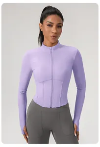 Eng anliegende lavendelfarbene Yoga-Jacke mit Reißverschluss und Stehkragen für Sport