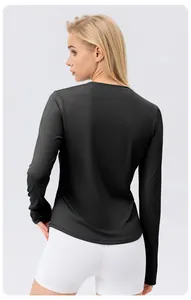 Vue arrière d'un haut de sport noir à manches longues pour femme en soie glacée top