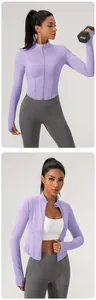 Detail der lila schnelltrocknenden Slim-Fit Yoga-Jacke mit Reißverschluss und Rippbund