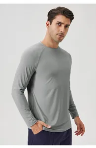 Vue de face latérale d'un t-shirt de sport à manches longues gris montrant la texture