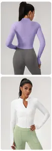 Detail der schmal geschnittenen Yoga-Jacke für Damen mit gerippter Taille und Stehkragen