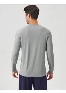 Vue arrière d'un t-shirt de sport à manches longues gris pour hommes en tissu frais