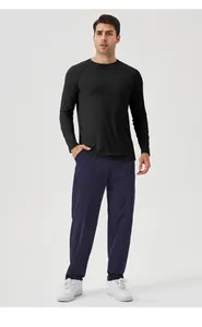 Vue détaillée du t-shirt de sport à manches longues en soie glacée noire pour hommes