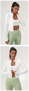 Nahaufnahme der weißen Slim-Fit Yoga-Jacke mit Stehkragen und durchgehendem Reißverschluss