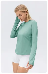 Vue détaillée du haut de yoga protection UV vert menthe avec trous pour les pouces