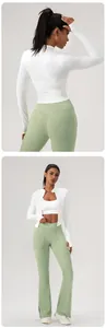 Professionelles zweiteiliges Yoga-Set mit weißer Reißverschlussjacke und hellgrüner Hose.