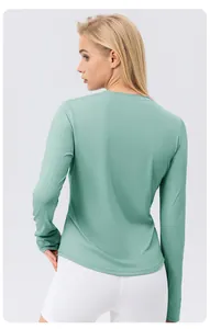 Vue de dos d'un t-shirt de yoga à manches longues pour femmes vert clair, protection UV.