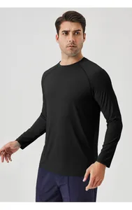 Photo de studio d'un t-shirt de sport noir à manches longues pour homme sur un mannequin