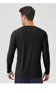Vue de dos du t-shirt de sport respirant à manches longues pour hommes protection
