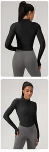 Vorder- und Rückansicht einer schmal geschnittenen schwarzen Yoga-Jacke mit Stehkragen
