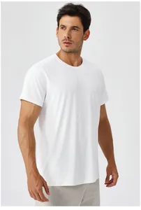 Κοντινό πλάνο λευκού αθλητικού T-shirt από μετάξι πάγου για άνδρες, αναπνεύσιμο και δροσερό.