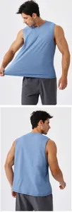 Vues détaillées d'un débardeur de sport bleu clair pour homme montrant l'élasticité et la coupe