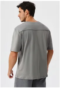 Λεπτομερής πίσω όψη γκρι αθλητικού T-shirt που στεγνώνει γρήγορα για άνδρες αθλητές.