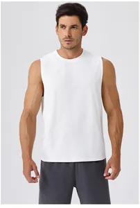 Vue de face du débardeur de fitness blanc professionnel à séchage rapide pour homme