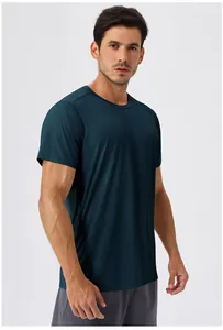 Λεπτομερής πλάγια όψη ανδρικού αθλητικού t-shirt που στεγνώνει γρήγορα σε σκούρο πράσινο.