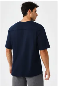 Λεπτομερής πίσω όψη ανδρικού αθλητικού T-shirt σε σκούρο μπλε χρώμα που στεγνώνει γρήγορα