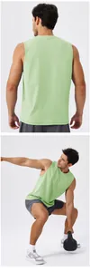 Vue arrière et en action du débardeur de fitness vert clair pour hommes à séchage rapide