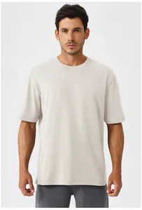Μπροστινή όψη ανδρικού αθλητικού T-shirt σε μπεζ χρώμα σε μοντέλο