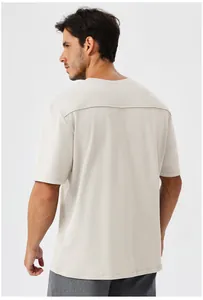 Λεπτομερής πίσω όψη ανδρικού αθλητικού T-shirt σε ανοιχτό γκρι χρώμα που στεγνώνει γρήγορα