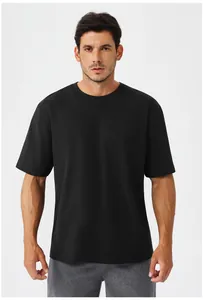 Μπροστινή όψη ανδρικού μαύρου αθλητικού T-shirt σε χαλαρή εφαρμογή για τρέξιμο και γυμναστική