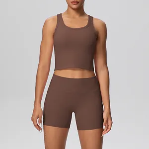 Detailoverzicht van chocoladebruine sportbeha en high-waist shorts set met zijzakken.
